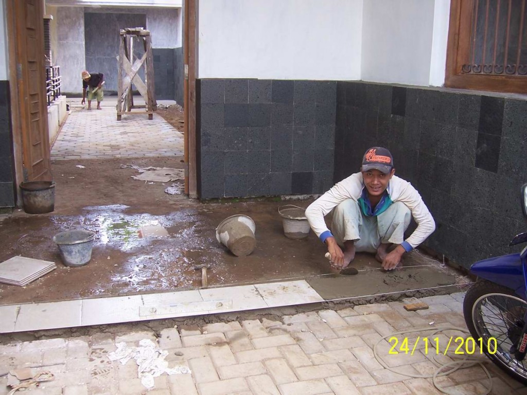 Pekerjaan Pemasangan Keramik di Teras Samping. Renovasi Rumah Kuno Jaman Londo di Kertijayan Pekalongan